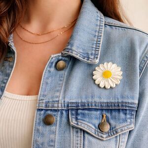 Vintage Hallmark Daisy Brooch Pin White Yellow Retro Flower 1.5”